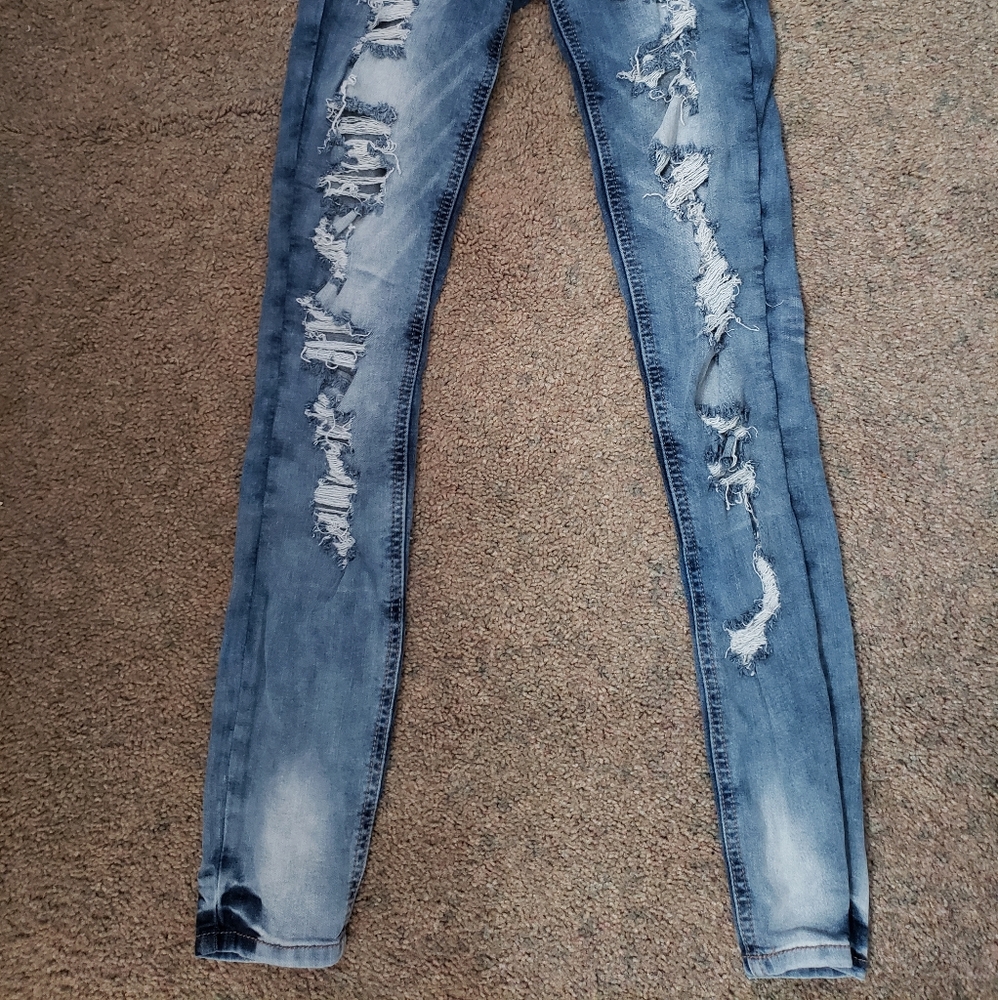 Distressed jeans - Picture 2 of 4